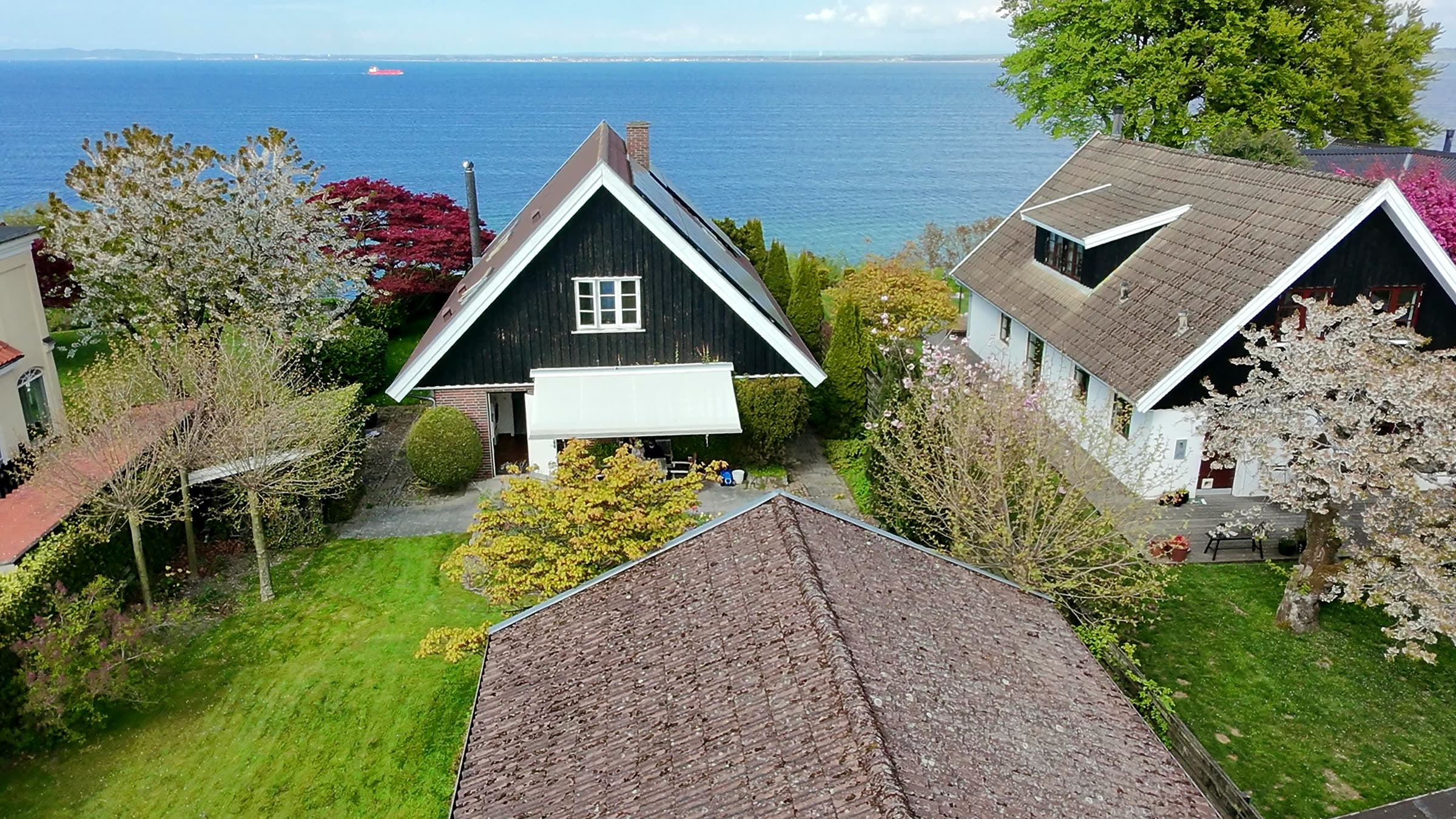 Luftfoto — huset i sammenhæng mellem Hornbæk og Helsingør