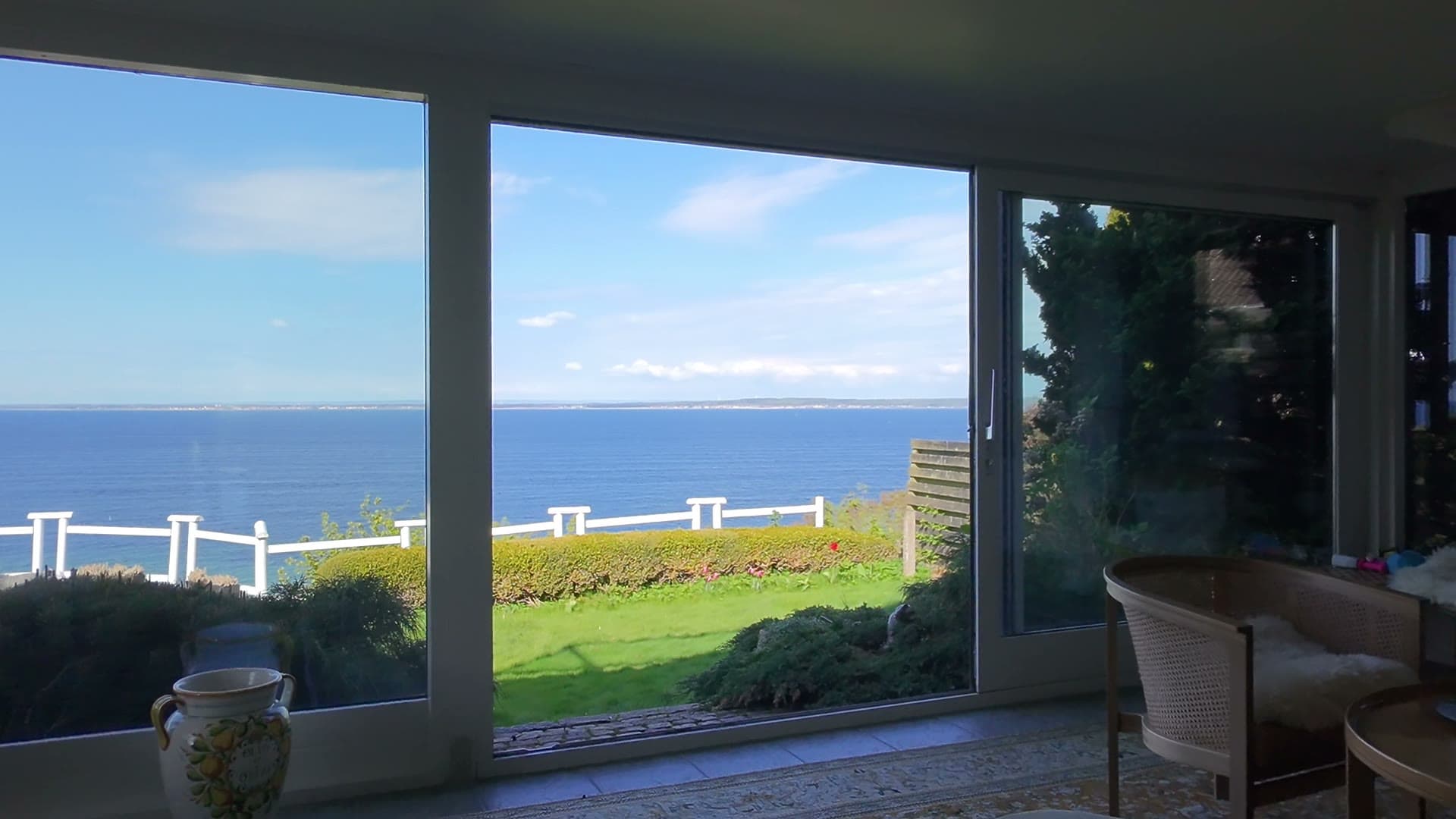 Udestuen, set fra arkaden, med havet bagved